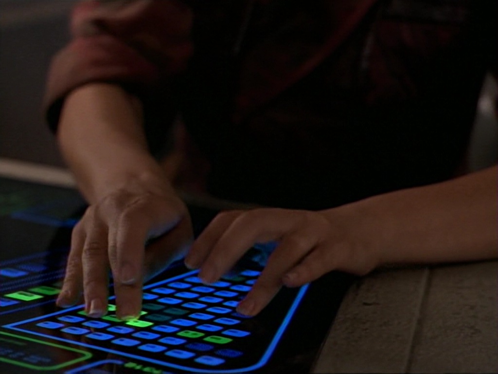 ariane179254_StarTrekVoyager_1x01_1x02-Caretaker_0090.jpg