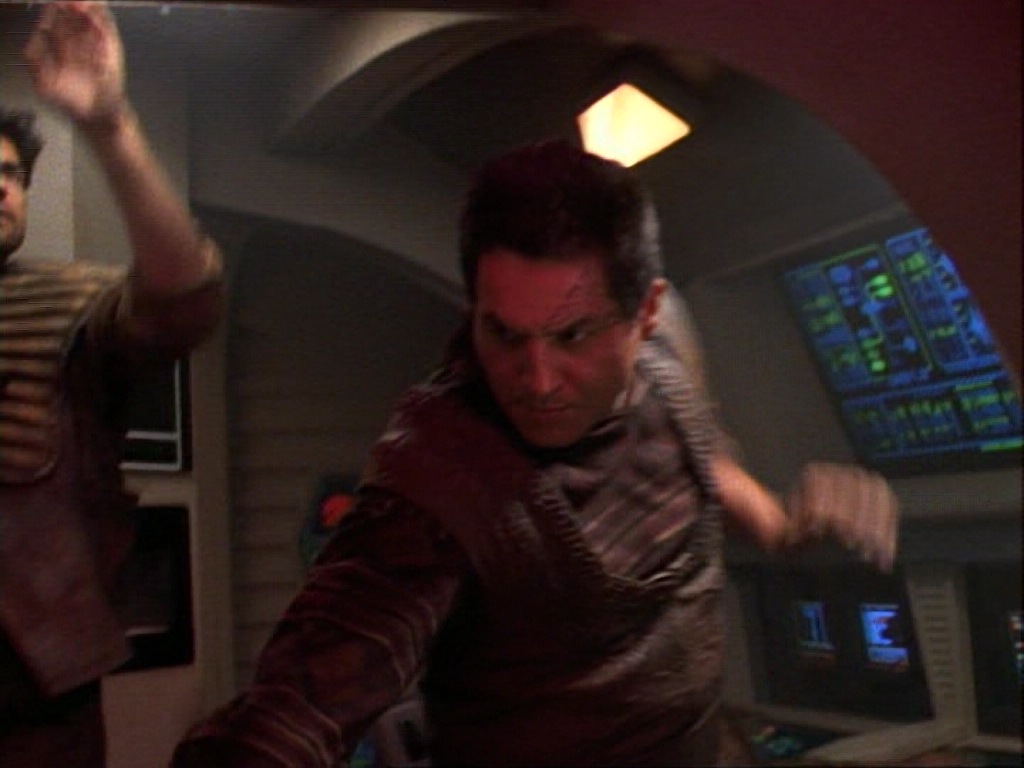 ariane179254_StarTrekVoyager_1x01_1x02-Caretaker_0234.jpg
