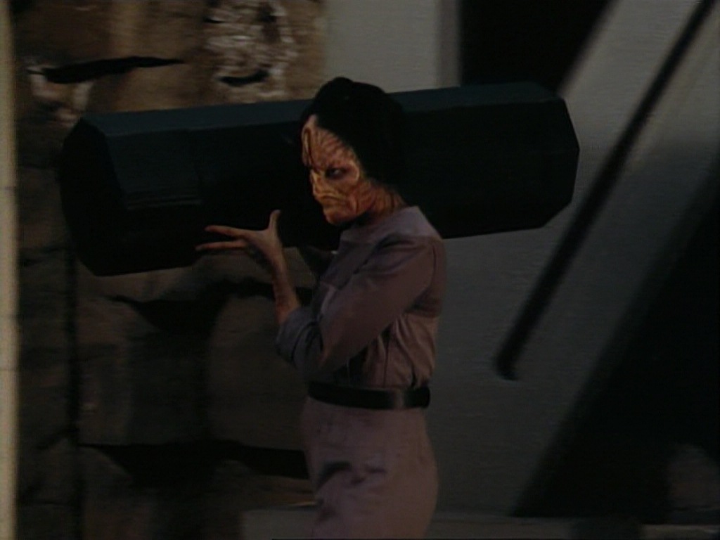 ariane179254_StarTrekVoyager_1x01_1x02-Caretaker_0414.jpg
