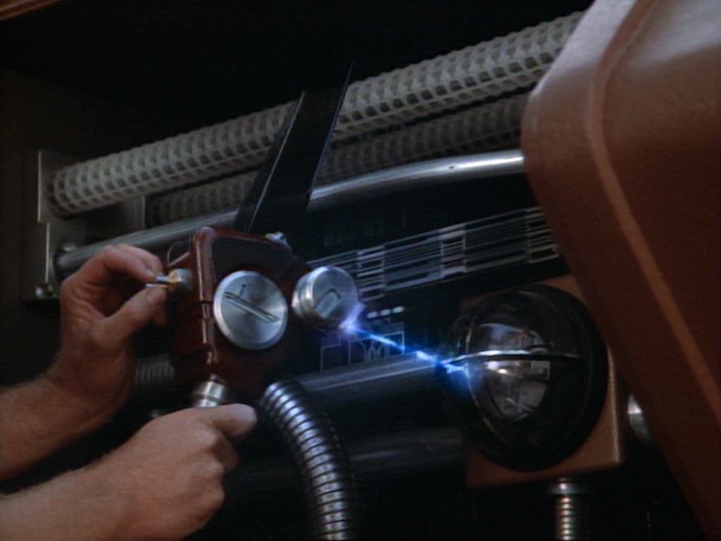 ariane179254_StarTrekVoyager_1x01_1x02-Caretaker_0427.jpg