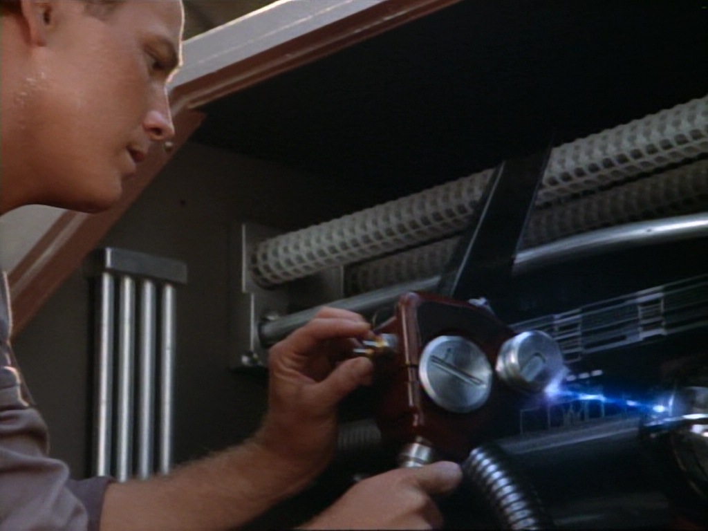 ariane179254_StarTrekVoyager_1x01_1x02-Caretaker_0431.jpg