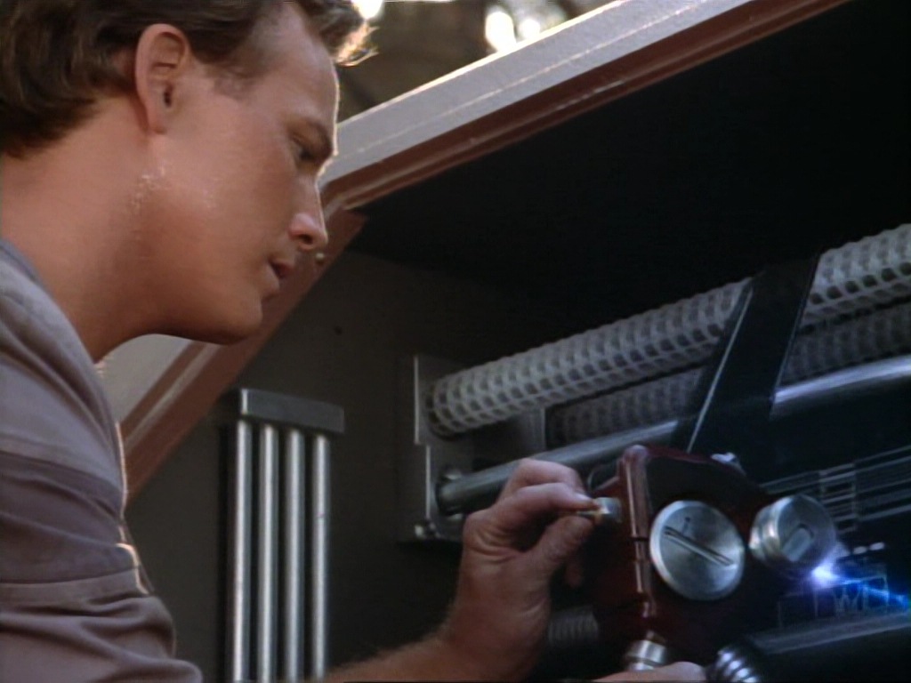 ariane179254_StarTrekVoyager_1x01_1x02-Caretaker_0432.jpg