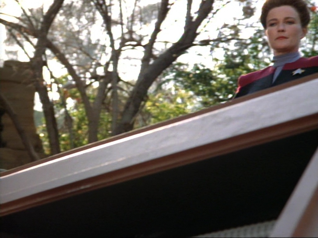 ariane179254_StarTrekVoyager_1x01_1x02-Caretaker_0441.jpg