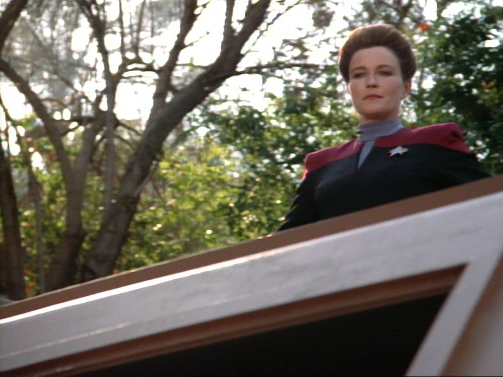 ariane179254_StarTrekVoyager_1x01_1x02-Caretaker_0442.jpg