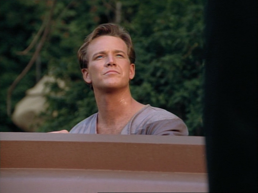 ariane179254_StarTrekVoyager_1x01_1x02-Caretaker_0449.jpg