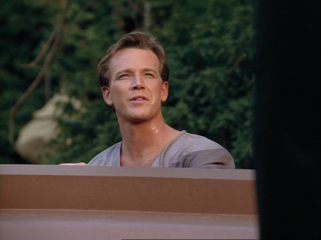 ariane179254_StarTrekVoyager_1x01_1x02-Caretaker_0452.jpg