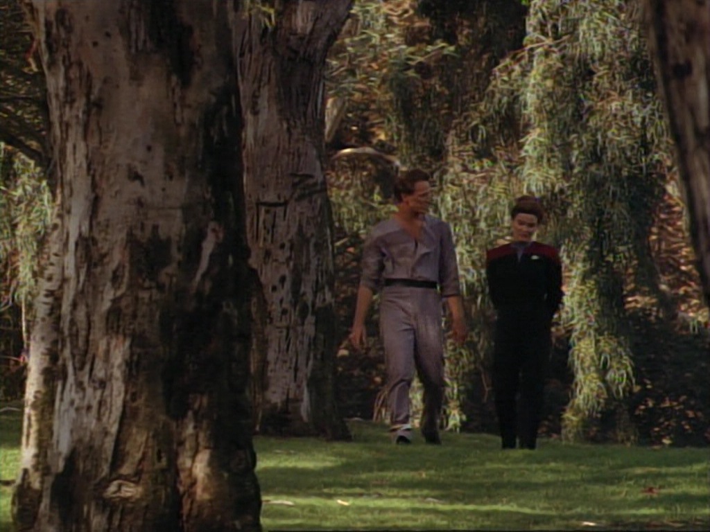 ariane179254_StarTrekVoyager_1x01_1x02-Caretaker_0495.jpg