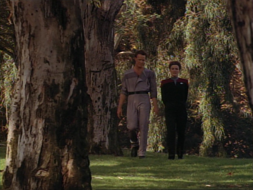 ariane179254_StarTrekVoyager_1x01_1x02-Caretaker_0500.jpg