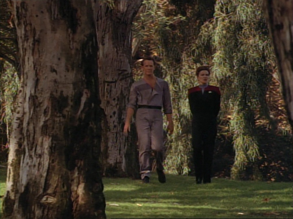 ariane179254_StarTrekVoyager_1x01_1x02-Caretaker_0501.jpg