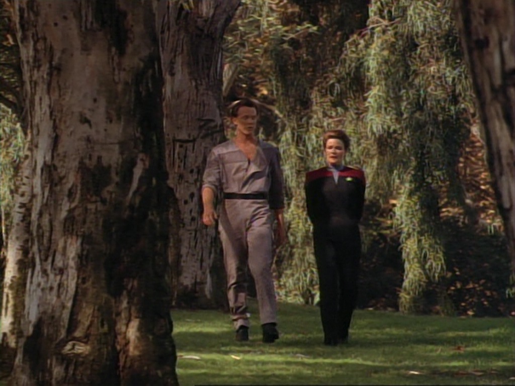 ariane179254_StarTrekVoyager_1x01_1x02-Caretaker_0507.jpg