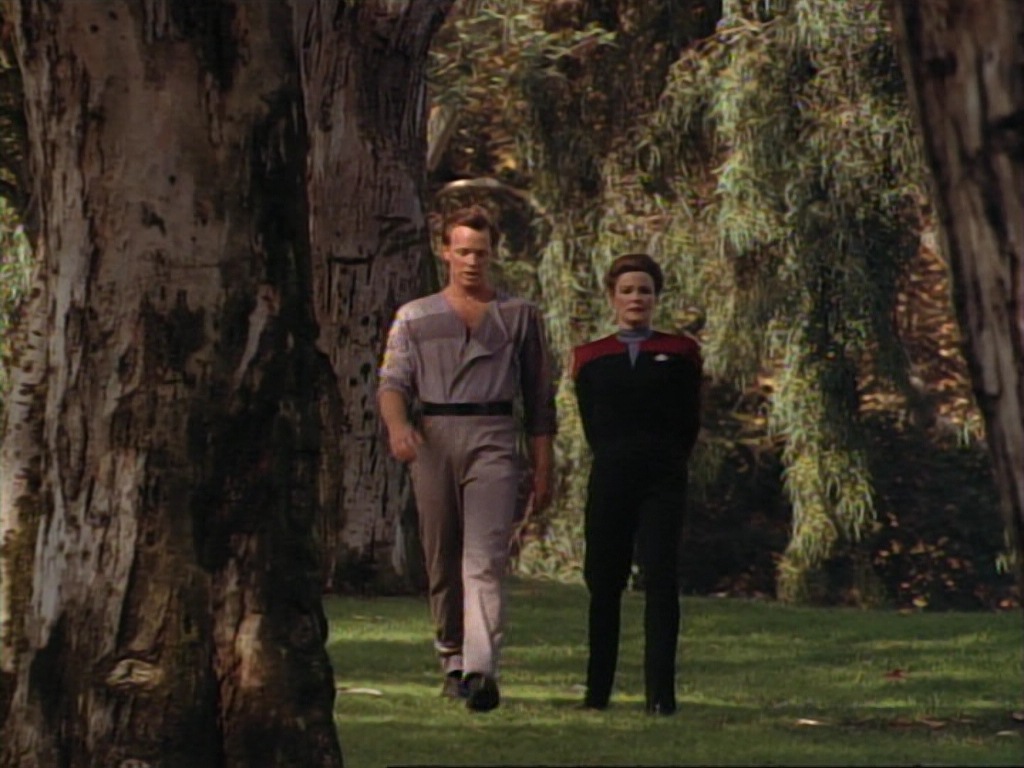 ariane179254_StarTrekVoyager_1x01_1x02-Caretaker_0513.jpg