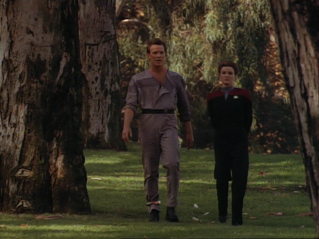 ariane179254_StarTrekVoyager_1x01_1x02-Caretaker_0524.jpg