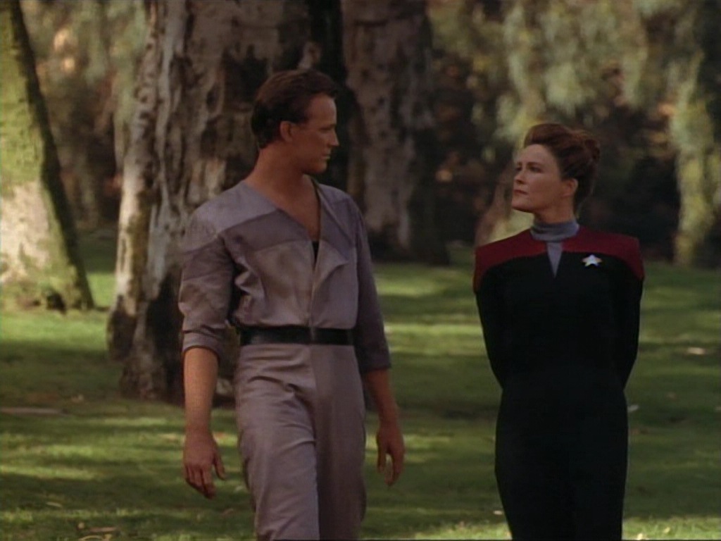 ariane179254_StarTrekVoyager_1x01_1x02-Caretaker_0560.jpg