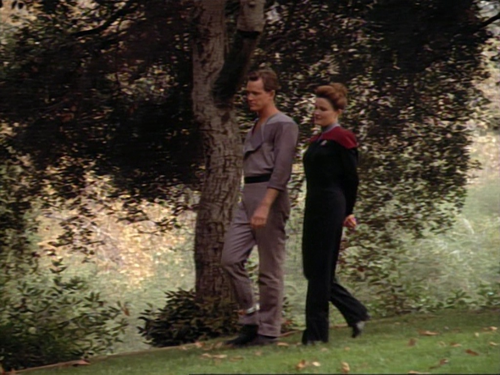 ariane179254_StarTrekVoyager_1x01_1x02-Caretaker_0575.jpg