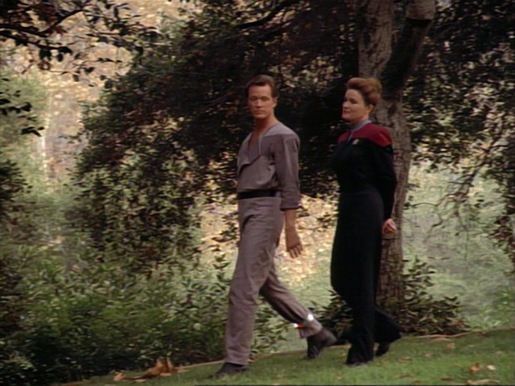 ariane179254_StarTrekVoyager_1x01_1x02-Caretaker_0577.jpg