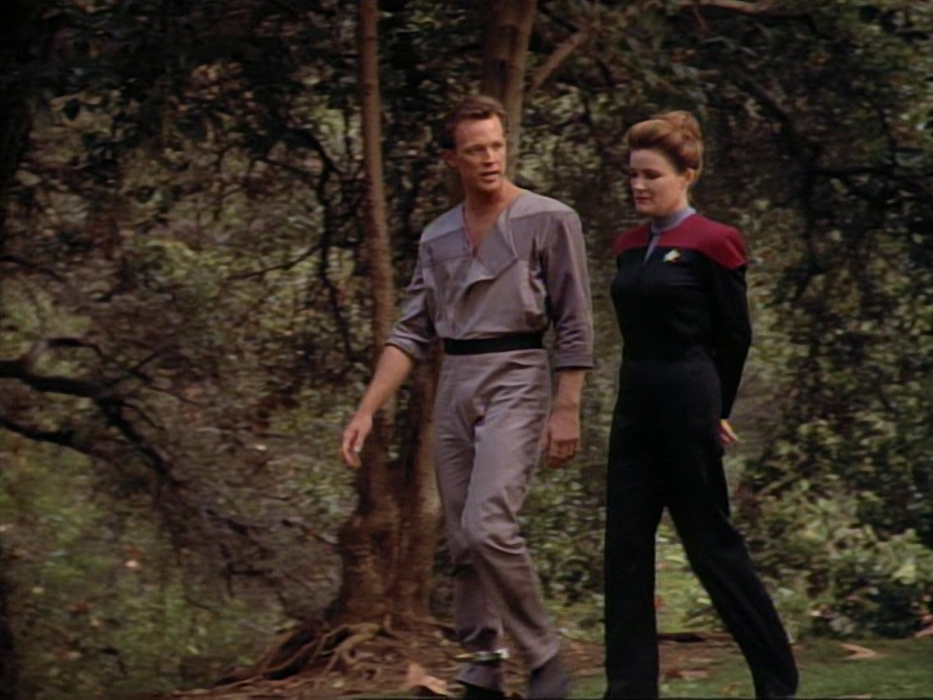 ariane179254_StarTrekVoyager_1x01_1x02-Caretaker_0584.jpg