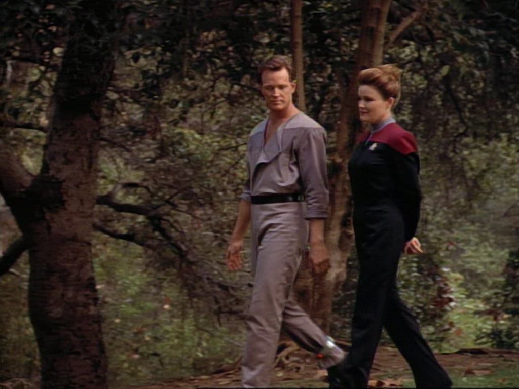 ariane179254_StarTrekVoyager_1x01_1x02-Caretaker_0585.jpg