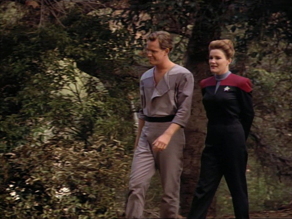 ariane179254_StarTrekVoyager_1x01_1x02-Caretaker_0588.jpg
