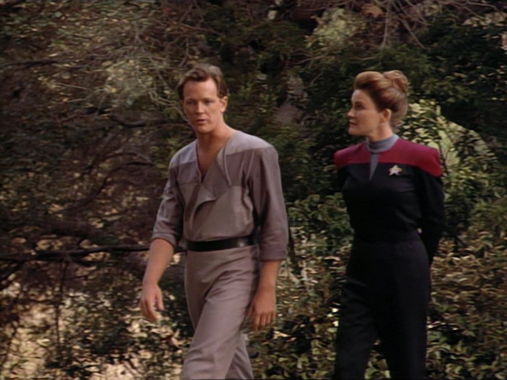 ariane179254_StarTrekVoyager_1x01_1x02-Caretaker_0592.jpg