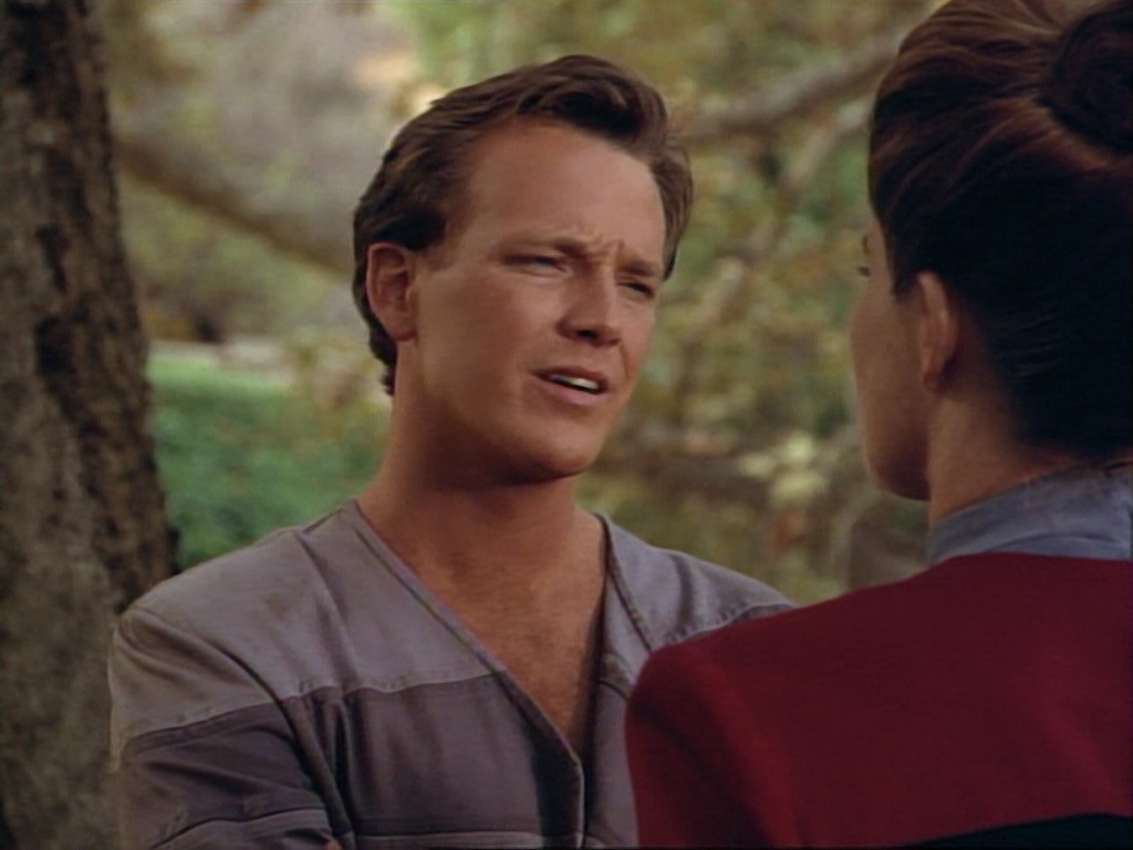 ariane179254_StarTrekVoyager_1x01_1x02-Caretaker_0645.jpg