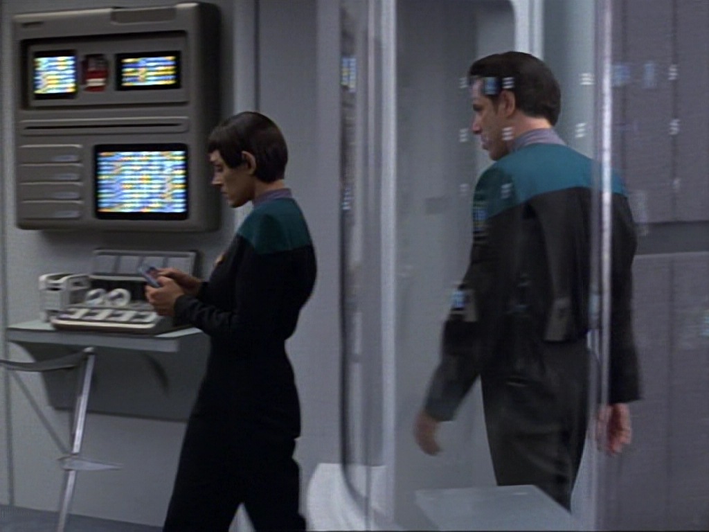 ariane179254_StarTrekVoyager_1x01_1x02-Caretaker_0990.jpg