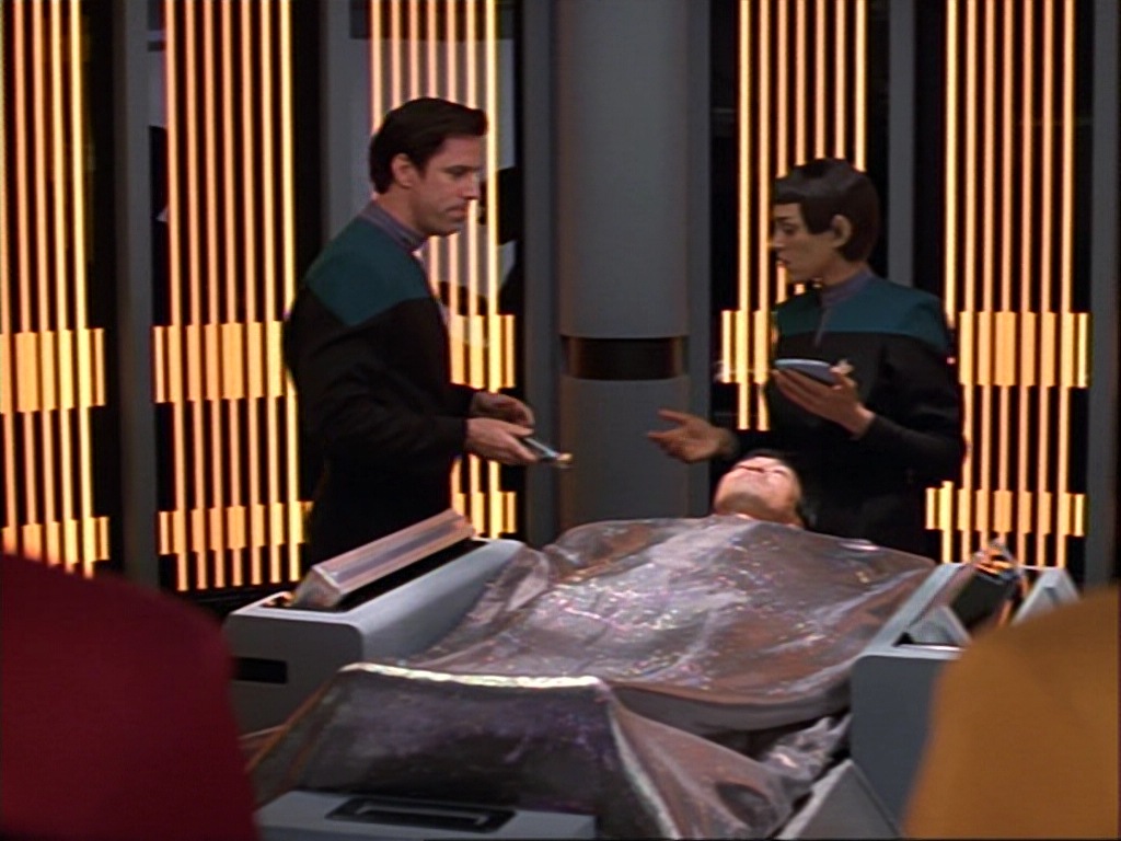 ariane179254_StarTrekVoyager_1x01_1x02-Caretaker_1029.jpg