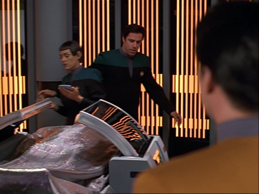 ariane179254_StarTrekVoyager_1x01_1x02-Caretaker_1031.jpg