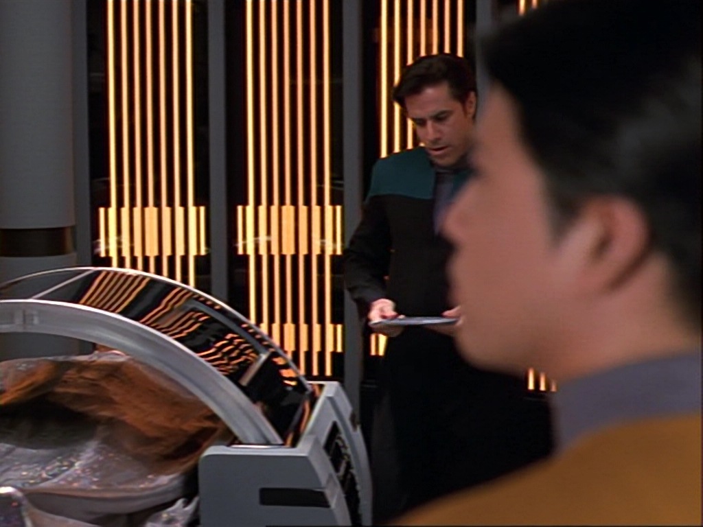 ariane179254_StarTrekVoyager_1x01_1x02-Caretaker_1033.jpg