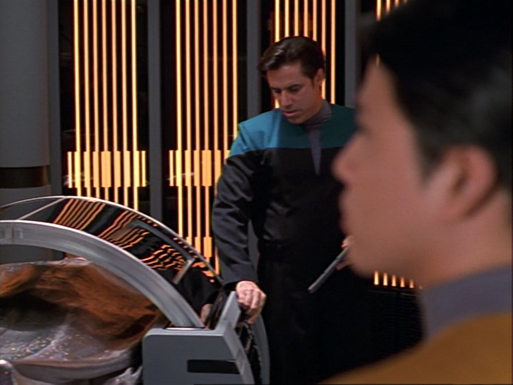 ariane179254_StarTrekVoyager_1x01_1x02-Caretaker_1034.jpg