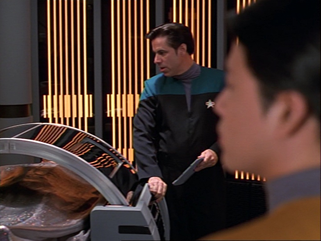 ariane179254_StarTrekVoyager_1x01_1x02-Caretaker_1035.jpg