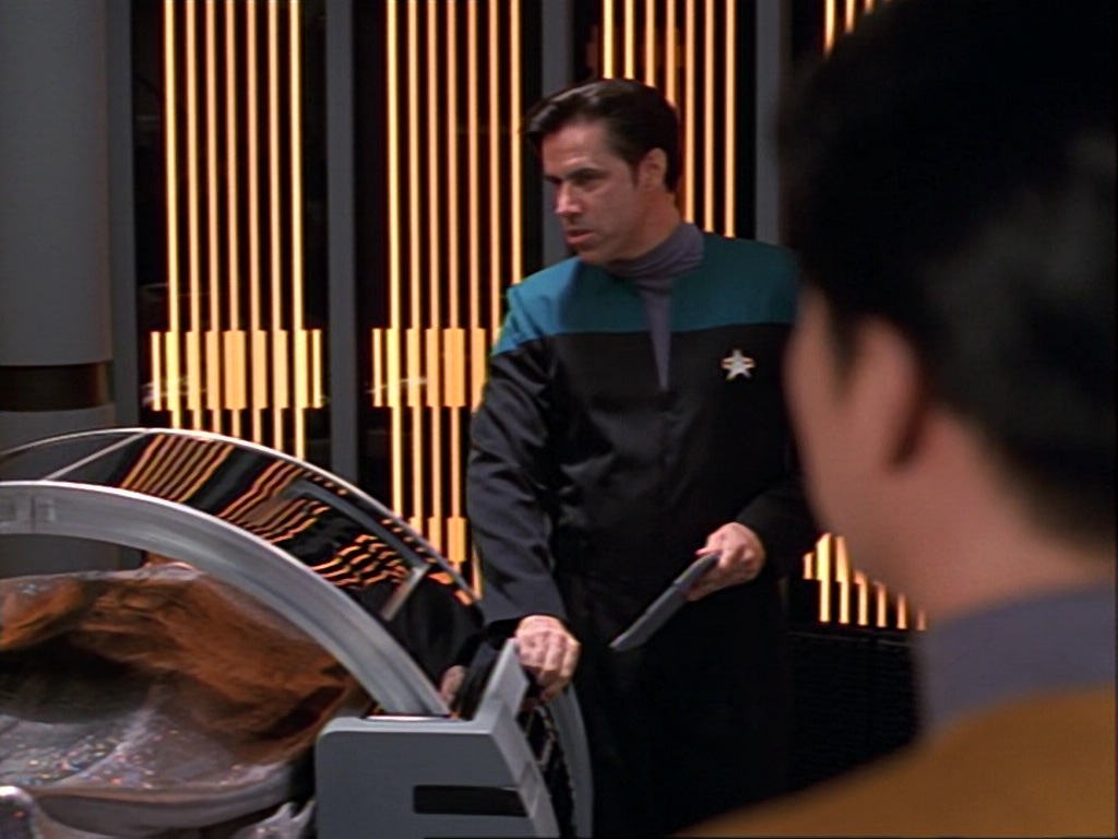 ariane179254_StarTrekVoyager_1x01_1x02-Caretaker_1036.jpg