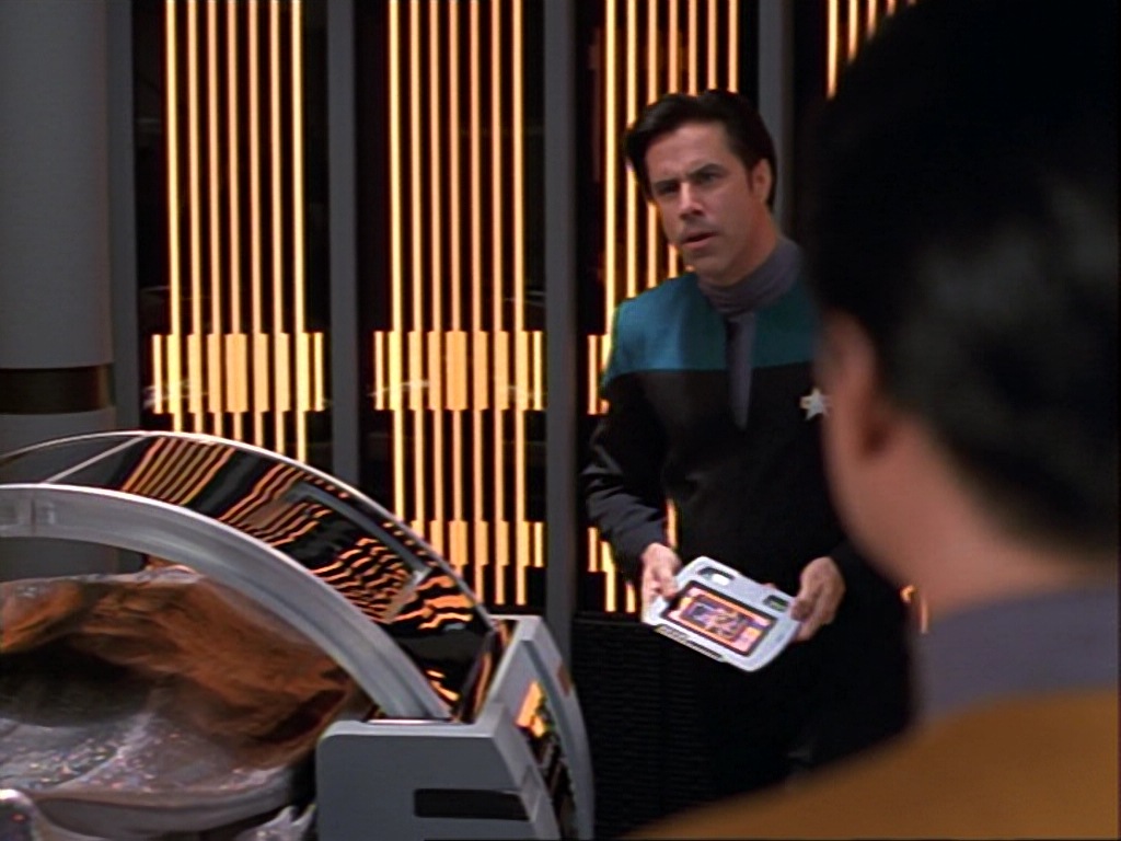 ariane179254_StarTrekVoyager_1x01_1x02-Caretaker_1040.jpg