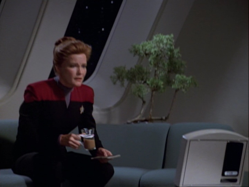 ariane179254_StarTrekVoyager_1x01_1x02-Caretaker_1080.jpg