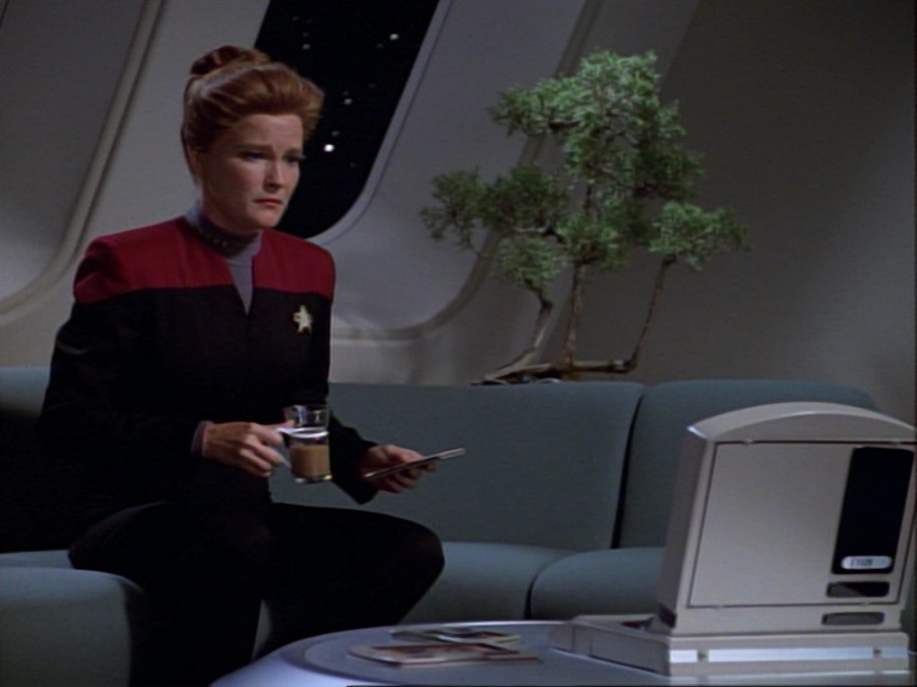ariane179254_StarTrekVoyager_1x01_1x02-Caretaker_1096.jpg