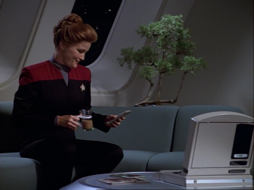ariane179254_StarTrekVoyager_1x01_1x02-Caretaker_1099.jpg