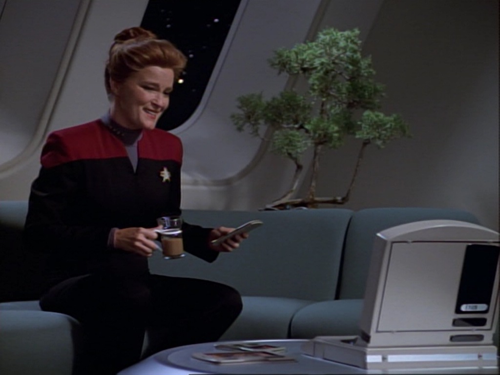 ariane179254_StarTrekVoyager_1x01_1x02-Caretaker_1100.jpg