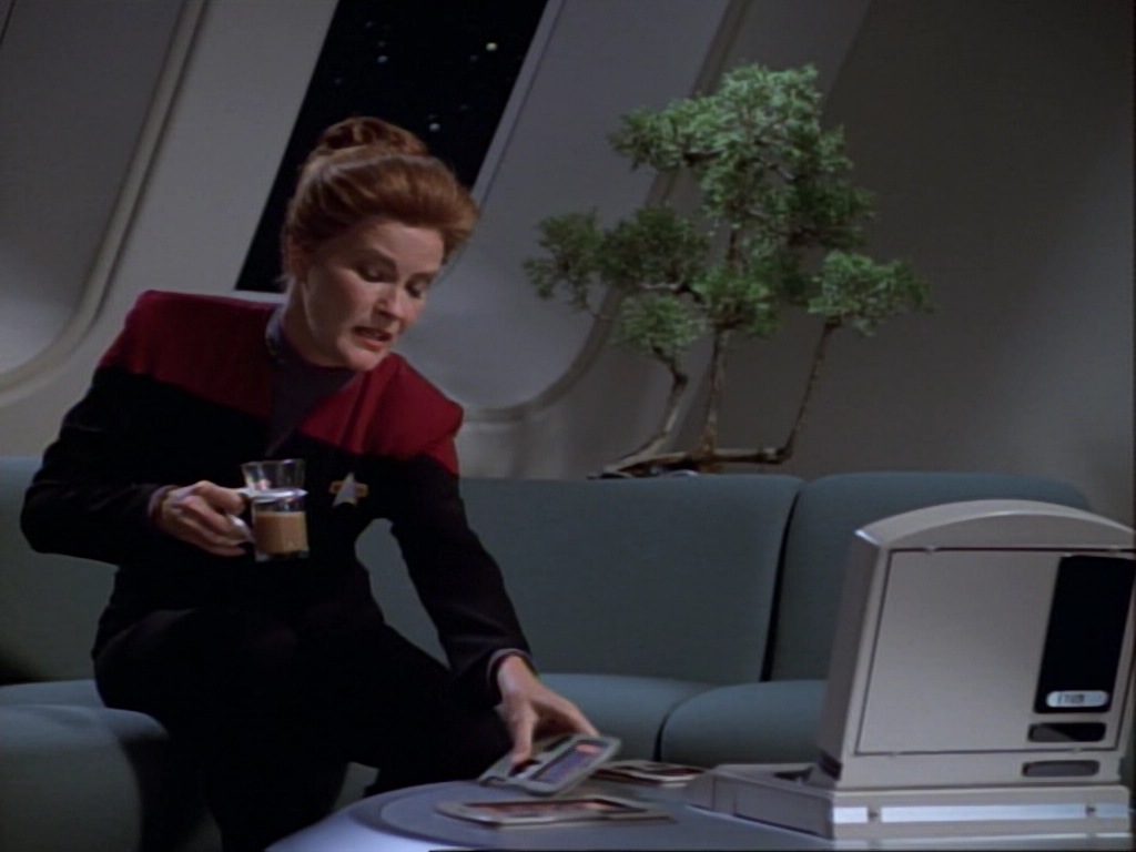 ariane179254_StarTrekVoyager_1x01_1x02-Caretaker_1103.jpg