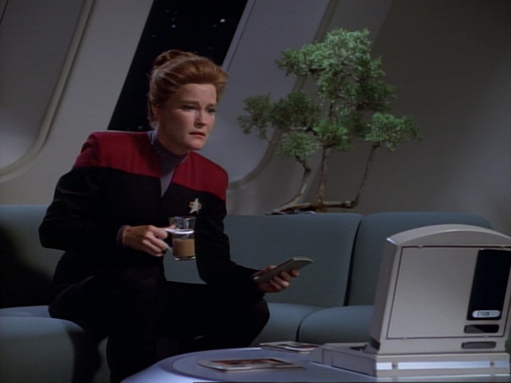 ariane179254_StarTrekVoyager_1x01_1x02-Caretaker_1112.jpg