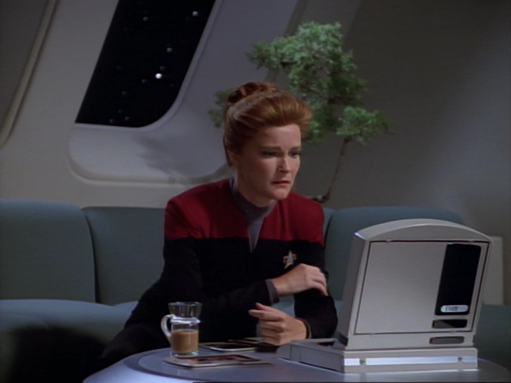 ariane179254_StarTrekVoyager_1x01_1x02-Caretaker_1115.jpg