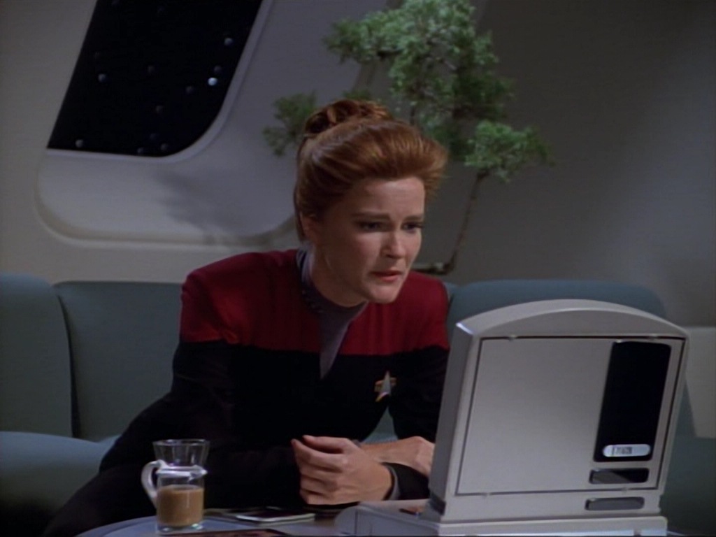 ariane179254_StarTrekVoyager_1x01_1x02-Caretaker_1118.jpg