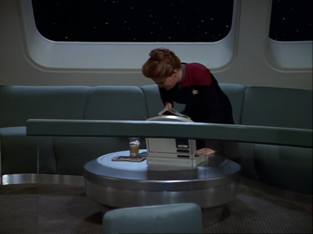 ariane179254_StarTrekVoyager_1x01_1x02-Caretaker_1149.jpg