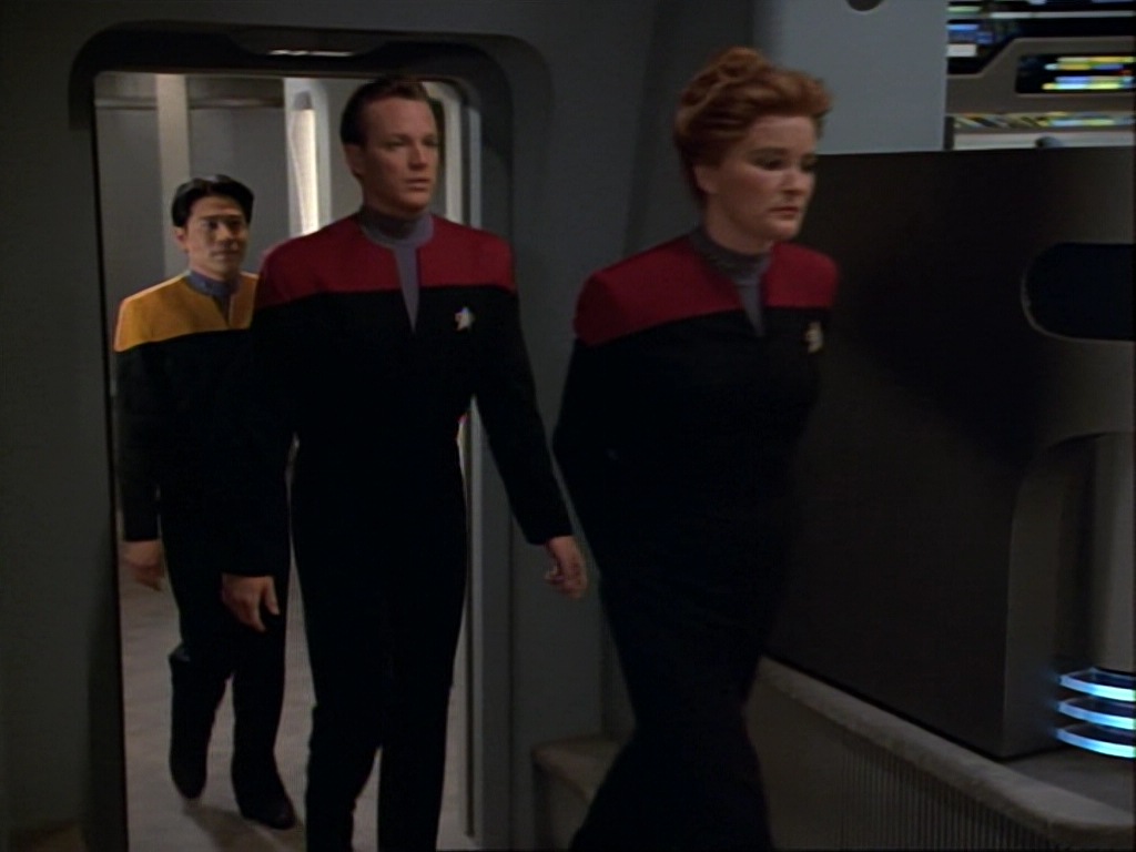 ariane179254_StarTrekVoyager_1x01_1x02-Caretaker_1199.jpg