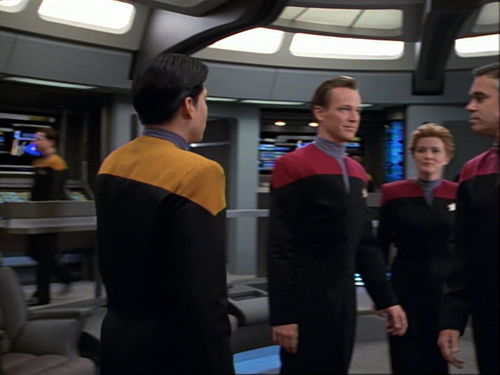 ariane179254_StarTrekVoyager_1x01_1x02-Caretaker_1207.jpg
