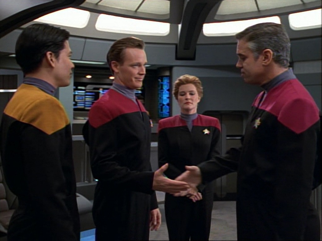 ariane179254_StarTrekVoyager_1x01_1x02-Caretaker_1215.jpg
