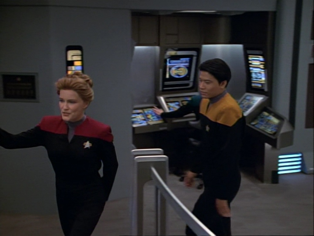 ariane179254_StarTrekVoyager_1x01_1x02-Caretaker_1224.jpg