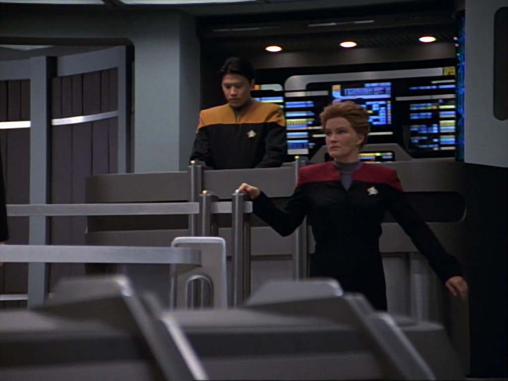 ariane179254_StarTrekVoyager_1x01_1x02-Caretaker_1242.jpg