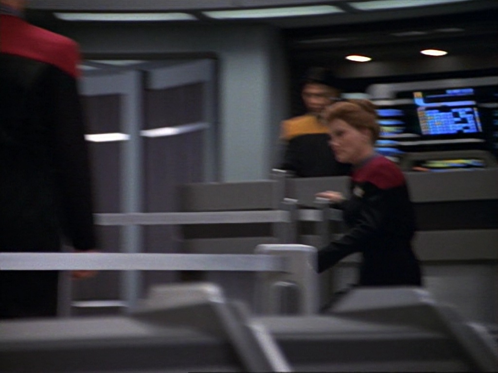 ariane179254_StarTrekVoyager_1x01_1x02-Caretaker_1243.jpg
