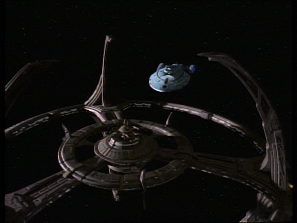 ariane179254_StarTrekVoyager_1x01_1x02-Caretaker_1280.jpg