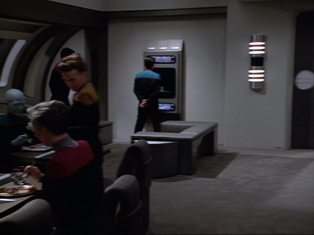 ariane179254_StarTrekVoyager_1x01_1x02-Caretaker_1313.jpg