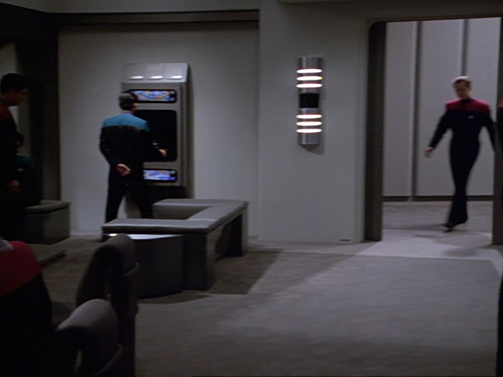 ariane179254_StarTrekVoyager_1x01_1x02-Caretaker_1314.jpg